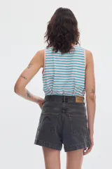 Short de denim azul de tiro alto, corte holgado y pierna ancha, con costuras verticales decorativas en el frente.