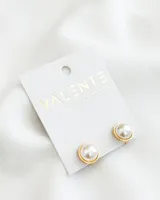 Par de caravanas doradas con perlas blancas.