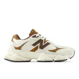 Championes New Balance modelo 9060, de estilo chunky, en combinación de tonos beige, blanco y marrón. Confeccionados con paneles de malla, gamuza y detalles de cuero, incorporan la icónica "N" en los laterales y una suela esculpida de gran volumen.