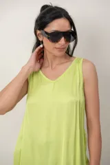 Musculosa con frente en satén y escote en V, de diseño holgado.