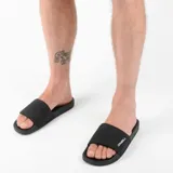 Chancletas O'Neill modelo Maverick II de color negro, con tira ancha superior perforada y logo de la marca en contraste.