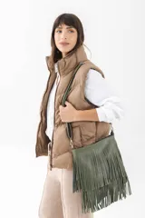 Cartera bandolera de cuero sintético color verde oliva, con diseño de flecos largos en la parte frontal y correa ajustable al tono.