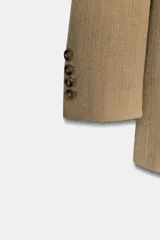 Blazer entallada de Zara Woman Collection, confeccionada en tejido con lana. Presenta cuello con solapas de muesca, cierre frontal cruzado con botones y manga larga con detalle de botones en los puños.