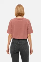 Remera de manga corta negra, con cuello redondo y estampado de texto blanco en el pecho.
