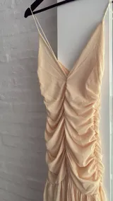 Vestido largo de fiesta color amarillo pastel, confeccionado en microtul con doble tela en la parte superior. Tiene breteles finos y escote en V.