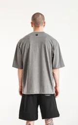 Remera de manga corta, corte oversize y cuello redondo, confeccionada en algodón melange gris.