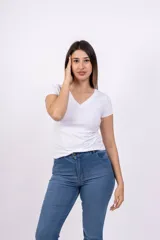 Remera blanca de cuello en V y mangas cortas.