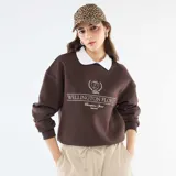 Buzo de felpa color marrón con cuello polo blanco en contraste. Presenta un estampado gráfico frontal con estilo universitario que incluye la inscripción 'Wellington Florida' y un emblema central.