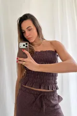 Top strapless de broderie de algodón, con diseño elastizado fruncido y pequeños volados en los bordes.