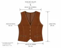 Chaleco sastrero confeccionado en gamuza, con cierre frontal de botones, escote en V y bolsillos frontales con solapa. Presenta un diseño estructurado y elegante.
