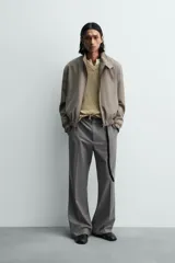 Cazadora de corte relajado confeccionada en tejido con lana, con diseño de pata de gallo en tonos marrones. Presenta cuello subido con cierre de botones, bolsillos laterales de vivo y acabados elásticos en puños y bajo.