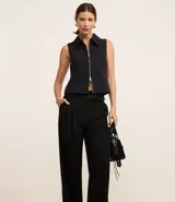 Pantalón de sastrería corte wide leg, color negro, con cintura alta y cinturón de poliuretano incluido con hebilla metálica.