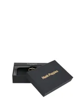Billetera de cuero natural Hush Puppies color negro, con cierre de cremallera y solapa con hebilla metálica dorada. Cuenta con múltiples ranuras para tarjetas, compartimento para billetes y bolsillos interiores.