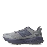 Championes de trail running New Balance modelo Garoe, en color gris con suela y detalles en azul marino. Confeccionados con capellada de malla transpirable y refuerzos sintéticos, cuentan con entresuela con tecnología Fresh Foam y suela con tacos para mayor tracción en terrenos difíciles.