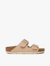 Sandalias Birkenstock modelo Arizona, color beige, con dos correas ajustables con hebillas metálicas y plantilla anatómica de corcho y látex cubierta de ante.