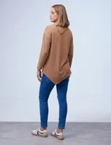 Buzo azul en tejido soft de la marca Ruby Rd. Tiene cuello volcado con aplique de botones y terminación de ruedo asimétrico.