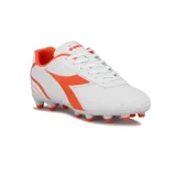Championes de fútbol Diadora Optimus Futbol MD para hombre, color blanco con detalles en naranja.