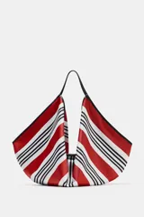 Maxi bolsa tipo shopper con diseño estampado de rayas en color rojo, blanco y negro, asa de hombro y cierre con botón imantado.