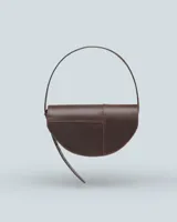 Cartera bandolera de cuero vacuno color chocolate, con forma de media luna y asa rígida.