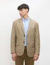 Blazer de medio forro, color marrón tostado, con solapas de muesca, cierre frontal de dos botones y bolsillos con solapa. Presenta silueta estructurada.