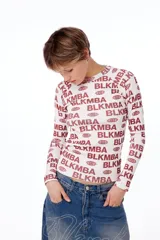 Remera manga larga de morley blanca con estampado BLKMBA a tono color bordó.