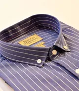 Camisa de vestir azul con rayas verticales blancas, cuello abotonado y corte clásico.