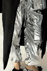 Pantalón parachute oversize color plateado metalizado, con cintura y tobillos elásticos, de corte amplio y cómodo.