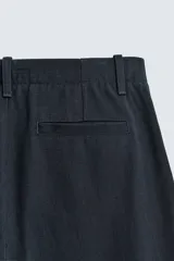 Pantalón de corte balloon fit confeccionado en una mezcla de lyocell y algodón. Presenta cierre frontal con cremallera y botón, bolsillos laterales y bolsillos traseros de vivo.