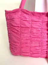Bolso tipo tote color fucsia, 100% algodón, con diseño drapeado, moña fija y grifa de acrílico Cilento.