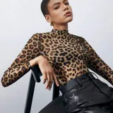 Top de microtul con estampado animal print de leopardo, cuello alto y mangas largas.