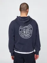 Buzo con capucha de corte holgado, color gris oscuro con efecto lavado, mangas largas con puños acanalados y cordón ajustable en el ruedo.