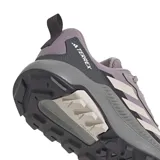 Championes Adidas Terrex Anylander color lila con detalles en gris y beige. Zapatillas de trekking de corte bajo, con amortiguación en la mediasuela y suela Traxion para mayor agarre.