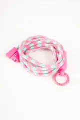 Correa para celular con diseño geométrico en tonos rosa y celeste, con aplique de plástico rosa. Incluye parche de tela rosa para sujetar al celular.