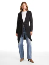 Chaqueta de punto color beige con frente abierto, cuello con solapa, mangas largas y bolsillos frontales. Incluye un lazo para ajustar en la cintura.