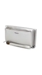 Billetera de mujer tipo sobre con correa de mano extraíble, confeccionada en material texturizado color tostado. Presenta un bolsillo frontal con cierre, compartimentos internos para tarjetas y logo de la marca grabado en el frente.