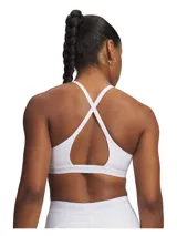 Top deportivo Under Armour modelo Crossback Low, color blanco, con tirantes finos regulables y banda elástica inferior con el logotipo de la marca. Cuenta con escote en V y paneles de malla transpirable.
