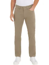 Pantalón de corte recto y diseño de cinco bolsillos, confeccionado en una mezcla de algodón orgánico y elastano. Presenta cierre de botón y cremallera, con cinta distintiva de la marca sobre el bolsillo delantero.