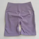 Short deportivo color verde agua, de tiro alto y corte ajustado, con frunce en la parte trasera.