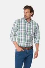 Camisa de manga larga a cuadros en tonos verde, azul, blanco y rosa, con cuello abotonado y bolsillo en el pecho con logo bordado.