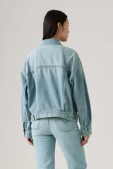 Campera de denim Levi's modelo 90S Trucker, color celeste con lavado claro, corte oversize, bolsillos frontales con solapa y cierre de botones metálicos.