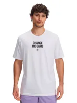 Remera de cuello redondo y manga corta, color blanco, con estampa frontal en color negro con la frase 'CHANGE THE GAME' y el logo de Curry debajo.