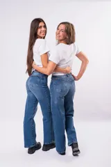 Pantalón de jean corte wide leg, color azul medio, con cintura alta y piernas anchas. Presenta diseño clásico de cinco bolsillos y cierre frontal con botón.