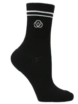 Pack de tres pares de medias de largo intermedio, confeccionadas en tejido acanalado negro con detalle de doble línea blanca en el puño y logo bordado.