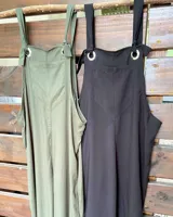 Mono jardinero de corte holgado, con tirantes ajustables con ojalillos metálicos.