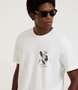 Remera de algodón con cuello redondo y mangas cortas, presenta un pequeño estampado botánico en el pecho.
