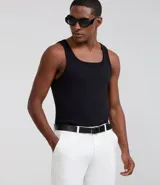 Musculosa de hombre color negro, de corte ajustado, con escote cuadrado y breteles medianos.