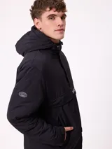 Campera tipo canguro con capucha, diseño color block en azul marino y bordó. Cuenta con cierre frontal parcial, bolsillos laterales y logo de la marca bordado en el pecho.