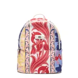 Mochila de textil blanco con estampado floral y ornamental en tonos rojo, amarillo, azul y rosa. Presenta un parche rectangular central con la inscripción "XL". Tiene correas ajustables y bolsillos externos laterales.