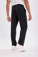 Pantalón deportivo de corte recto y diseño clásico en color negro, confeccionado en tejido cómodo y versátil.