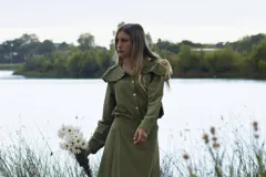 Camisa verde confeccionada en tusor, de corte holgado, manga larga y cuello con volados. Cierre frontal con botones.